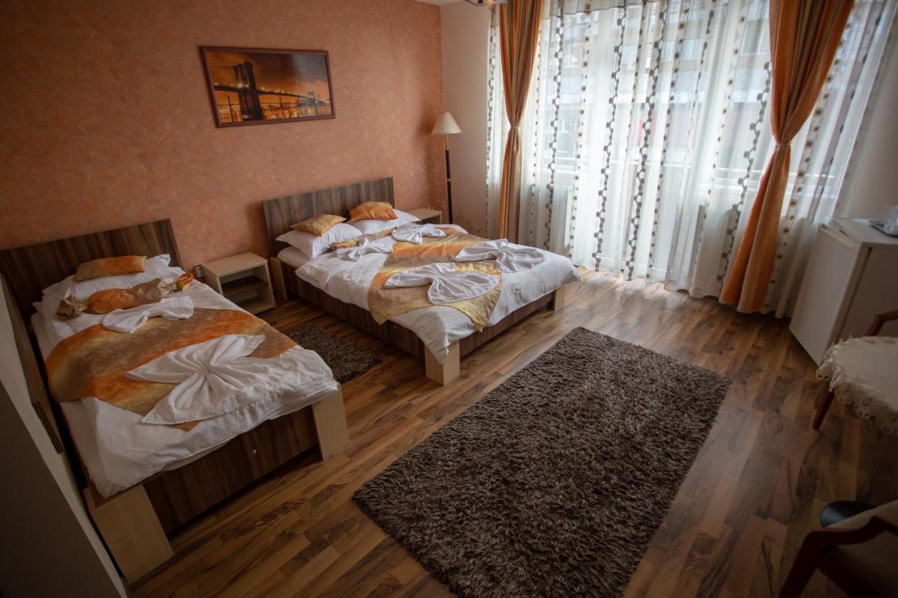Отель Casa Alex Тыргу-Жиу Экстерьер фото
